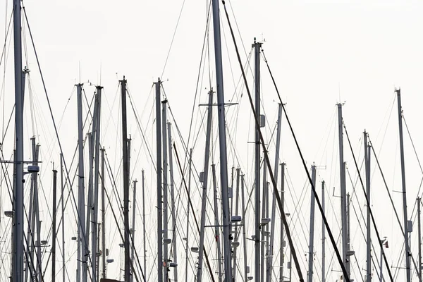 Mastros de barco à vela na marina — Fotografia de Stock