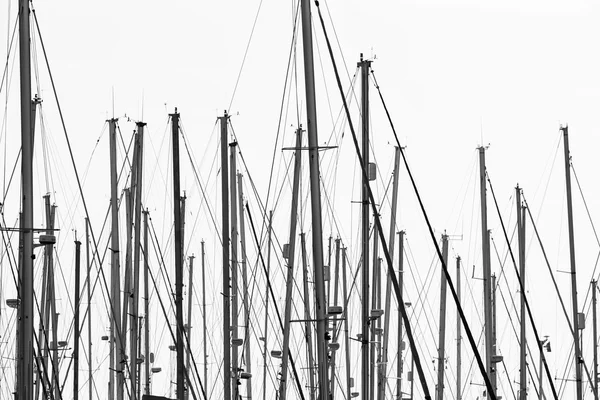 Mástiles de velero en el puerto deportivo — Foto de Stock