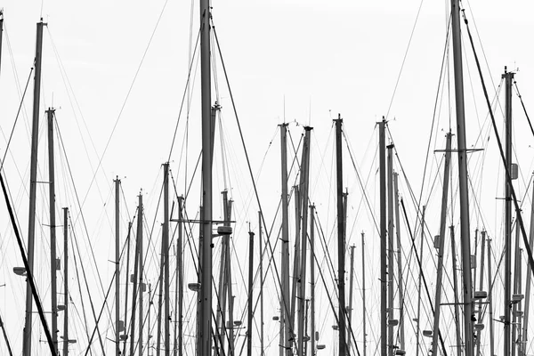 Mástiles de velero en el puerto deportivo — Foto de Stock