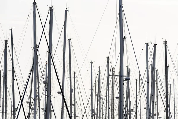 Mástiles de velero en el puerto deportivo —  Fotos de Stock
