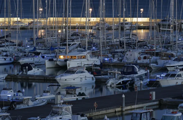 Luxury yachts in the marina — Stock Photo, Image