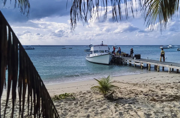 Plongeurs embarquant sur un bateau de plongée — Photo