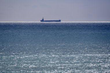 Akdeniz kargo gemisiyle