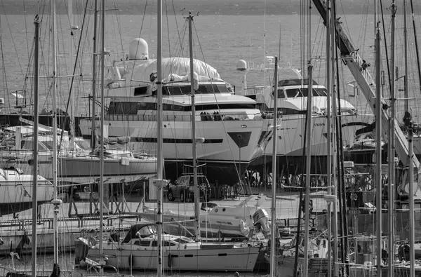 Luxury yachts in the marina — Stock Photo, Image