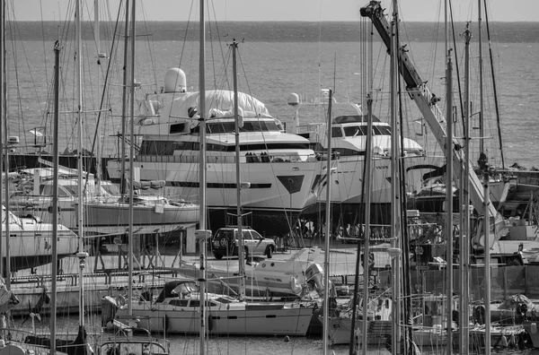 Luxusyachten im Yachthafen — Stockfoto