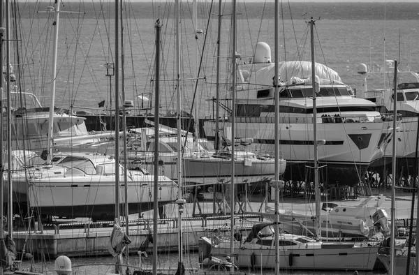 Yachts de luxe dans la marina — Photo