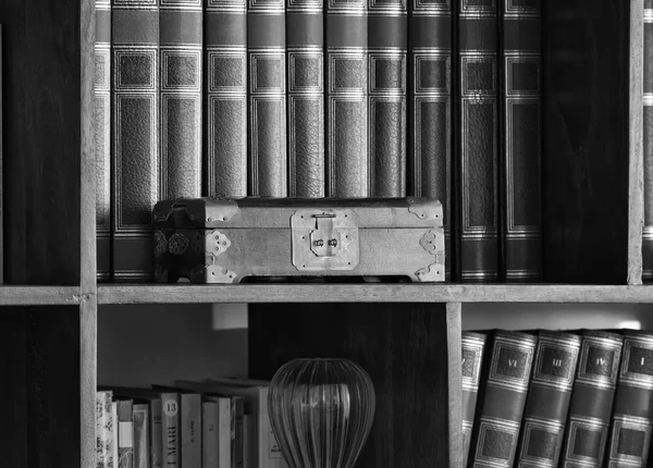 Caja de madera en una biblioteca —  Fotos de Stock