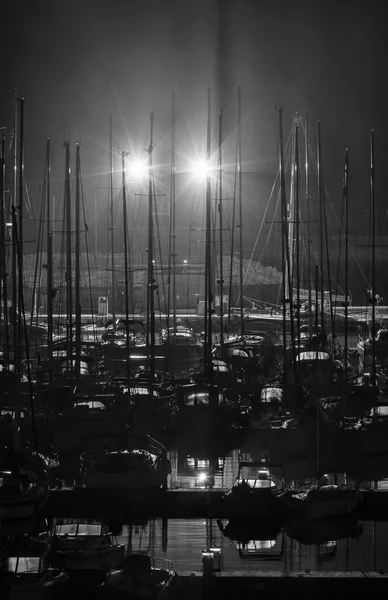 Yates de lujo en el puerto deportivo por la noche —  Fotos de Stock