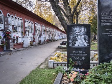 Moskova'da Novodevichy mezarlığında mezar taşları