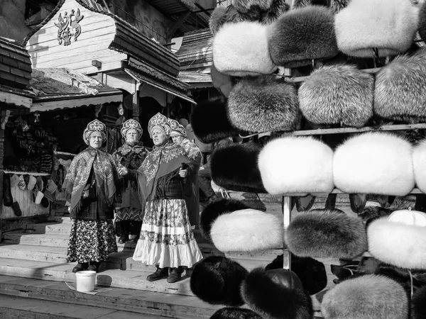 Mujeres rusas y sombreros de piel en un mercado — Foto de Stock