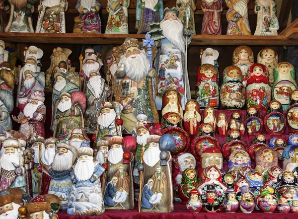 Estatuas y matrioskas rusas en un mercado local — Foto de Stock