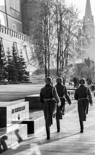 Russische bewakers marcheren buiten het Kremlin — Stockfoto