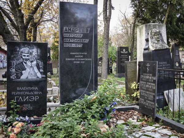 Могильные камни на Новодевичьем кладбище в Москве — стоковое фото