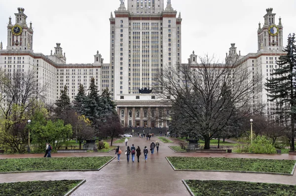 Здание Ломоносовского государственного университета в Москве — стоковое фото