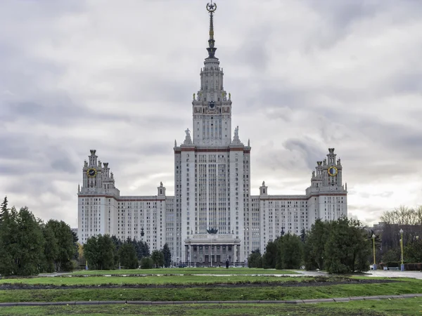 Edificio de la Universidad Estatal Lomonosov en Moscú —  Fotos de Stock