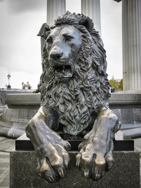 Estátua de leão de bronze em Moscou — Fotografia de Stock