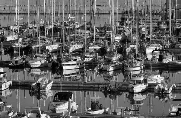 Vista de iates de luxo na marina — Fotografia de Stock