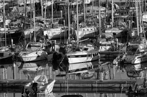 Vista de yates de lujo en el puerto deportivo —  Fotos de Stock