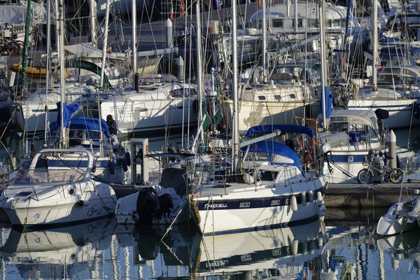 Vue sur les yachts de luxe dans la marina — Photo