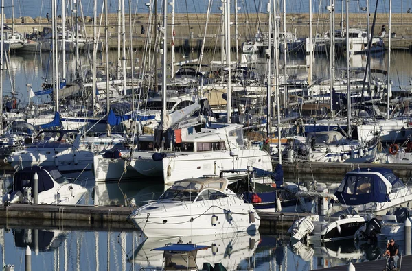 Weergave van luxe jachten in de jachthaven — Stockfoto