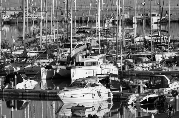 Vista de yates de lujo en el puerto deportivo — Foto de Stock