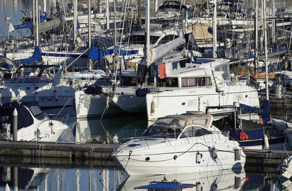 Widok luksusowych jachtów w marinie — Zdjęcie stockowe