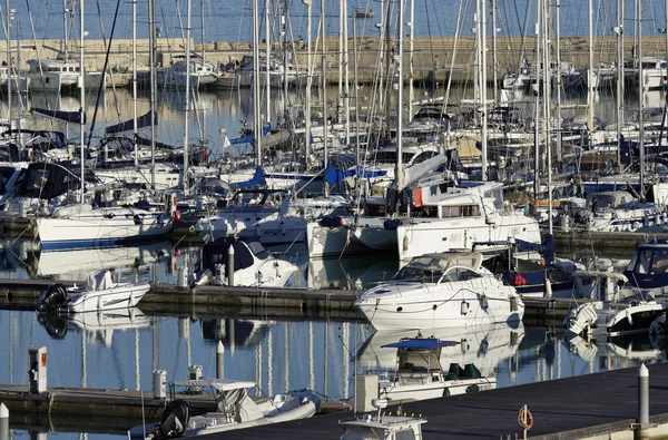 Weergave van luxe jachten in de jachthaven — Stockfoto