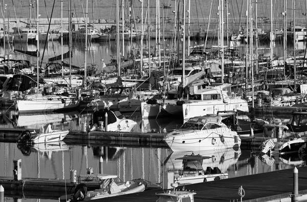 Blick auf Luxusjachten im Yachthafen — Stockfoto