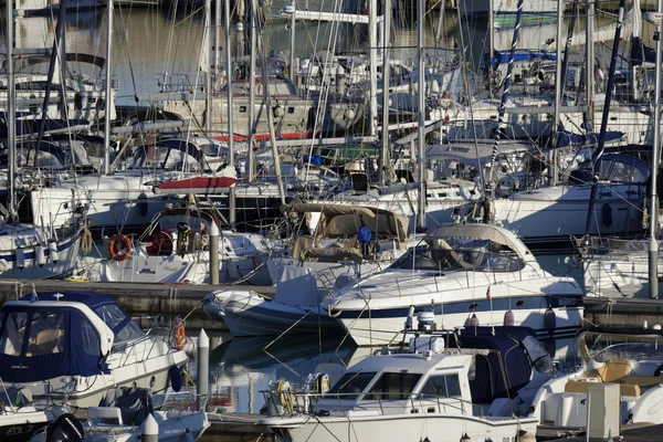 Vista de yates de lujo en el puerto deportivo —  Fotos de Stock