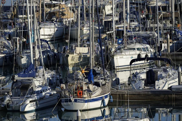 Vista de iates de luxo na marina — Fotografia de Stock