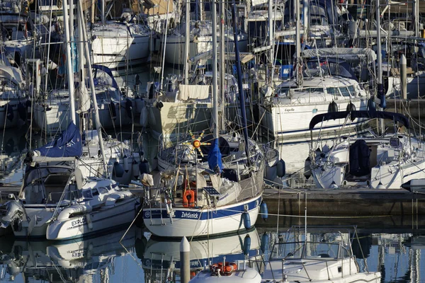 Pohled na luxusní jachty v marina — Stock fotografie