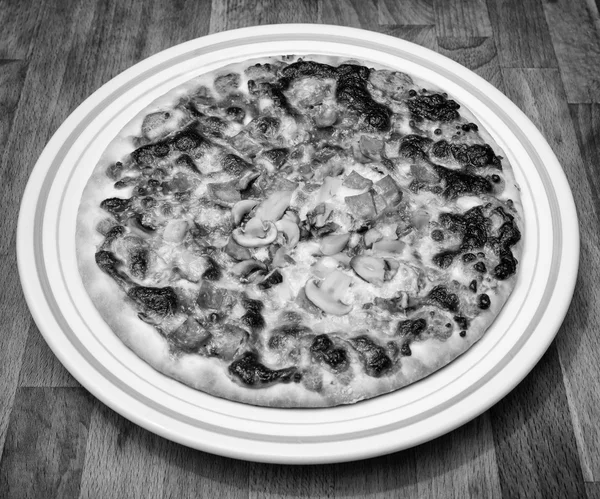 Pizza mit Tomaten, Mozzarella, Schinken und Pilzen — Stockfoto