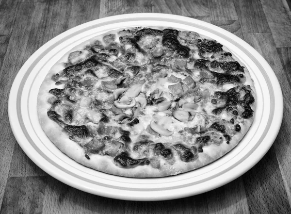 Pizza mit Tomaten, Mozzarella, Schinken und Pilzen — Stockfoto