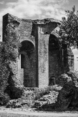 Ortaçağ kilise kalıntıları