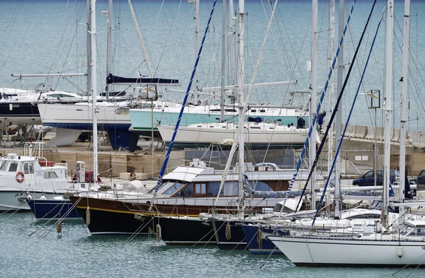 Vista de yates de lujo en el puerto deportivo — Foto de Stock