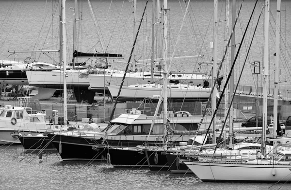 Vista de yates de lujo en el puerto deportivo —  Fotos de Stock