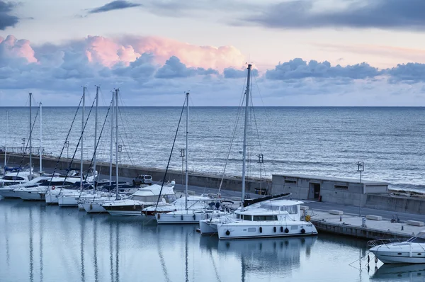 Vista de yates de lujo en el puerto deportivo —  Fotos de Stock