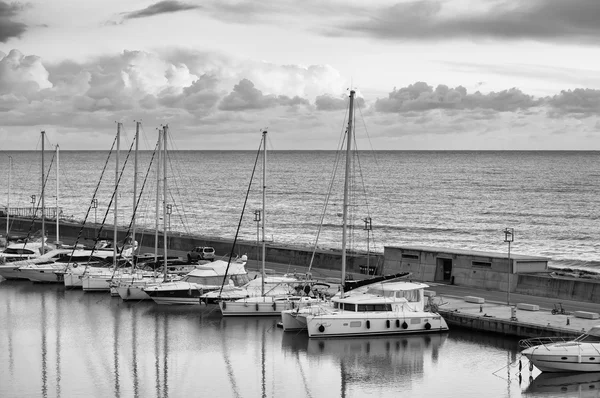 Weergave van luxe jachten in de jachthaven — Stockfoto