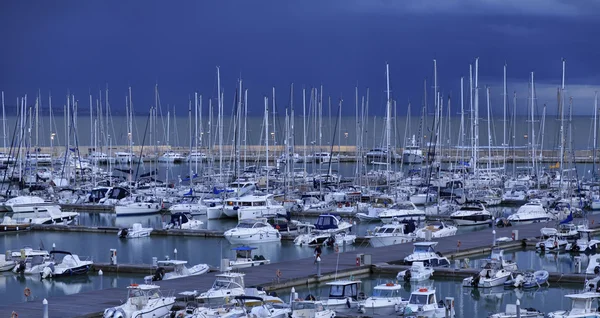 Vista de iates de luxo na marina — Fotografia de Stock