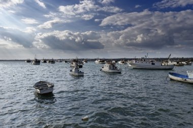 Ahşap balıkçı tekneleri limanda