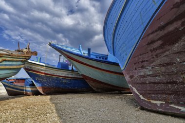 Eski ahşap balıkçı tekneleri karaya