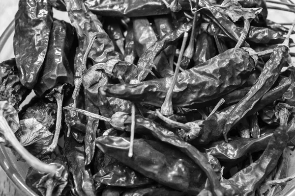 Droge Siciliaanse chilipepertjes in een kom — Stockfoto