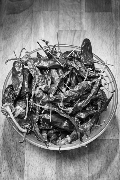 Piments siciliens secs dans un bol — Photo