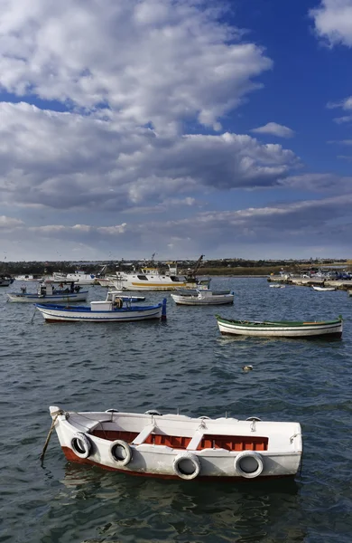 Ahşap balıkçı tekneleri limanda — Stok fotoğraf