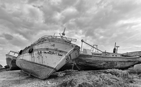 Velhos barcos de pesca de madeira em terra — Fotografia de Stock