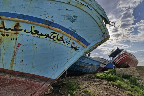 Viejos barcos pesqueros de madera en tierra — Foto de Stock