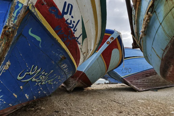 Velhos barcos de pesca de madeira em terra — Fotografia de Stock