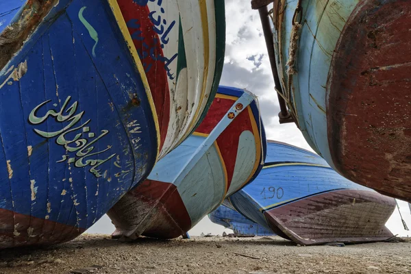 Old wooden fishing boats ashore — Stock Photo, Image