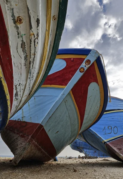 Old wooden fishing boats ashore — Stock Photo, Image