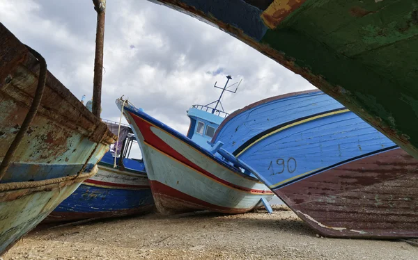 Velhos barcos de pesca de madeira em terra — Fotografia de Stock